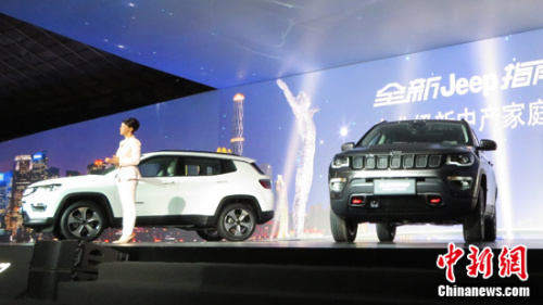 11月16日晚，全新一代Jeep指南者在广州迎来“亚洲首秀”，广汽菲克公布了预售价格：入门版起价17万以内、中高配18-20万、高性能四驱版24万区间。唐文业摄