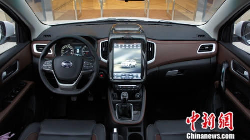SWM斯威汽车X7 1.5T的智能化提升明显 配备12寸中控大屏 搭载高度智能化的E-go系统，集成了蓝牙、导航、在线影音、WIFI热点、4G网络