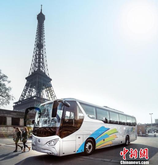 巴黎铁塔下的比亚迪纯电动巴士 比亚迪供图