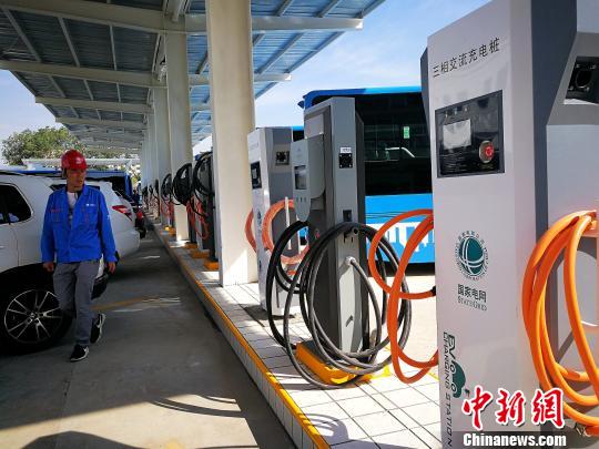 西宁市一公交场站内的新能源电动汽车充电设施。　张添福 摄