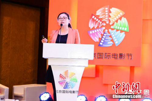 艺恩研究总监刘翠萍发布《娱乐内容营销白皮书》。主办方供图