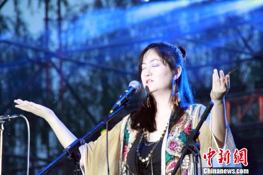 中国歌手者来女倾情演唱。　于俊亮 摄