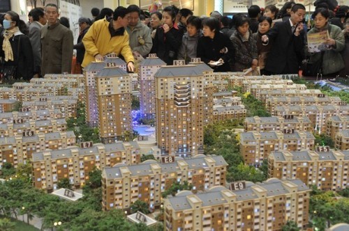 即使并不打算在北京买房的打工族也承受了高房价的种种拖累，比如为了住得好点，压缩其他开支；或者住得差点（胶囊公寓、柜族等），节约开支。