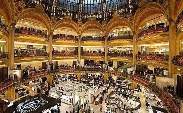巴黎歌剧院旁最著名的购物中心Lafayette，被中国亲切而仰视地译为老佛爷