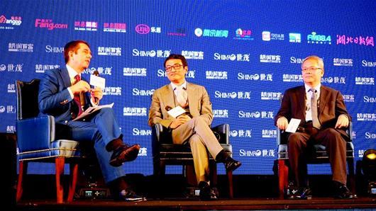 图为：胡润（左）和东方神马集团主席胡越高（右）、世茂集团华中区总裁秦华（中）共同探讨投资机遇