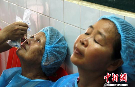 海南柬埔寨（磅湛）光明行开启第一天免费复明手术