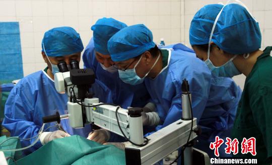 深圳华厦眼科医院的医护人员，在为疑难患者术中会诊。　关向东 摄