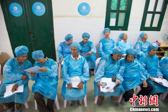 “海南柬埔寨光明行”第二次行动首日免费为38位白内障患者手术