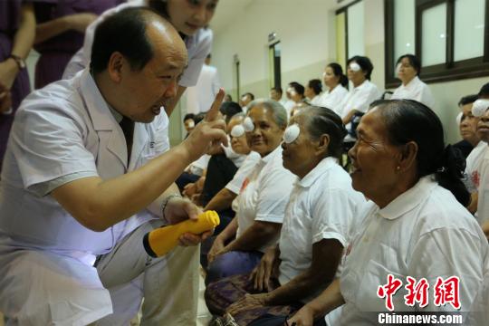 中国医生为手术后的患者进行复查。