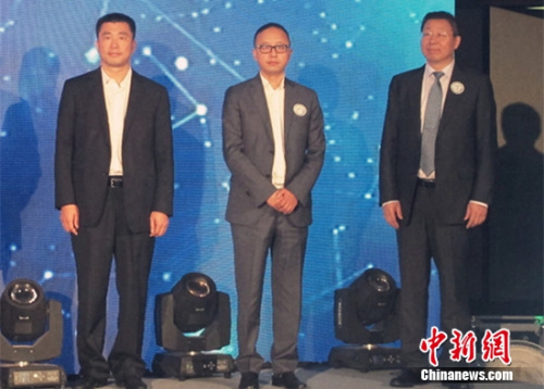 青啤公司副总裁王瑞永（右一）与其他酒企领导一起开启理性饮酒宣传周活动