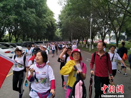 海内外5000人东莞松山湖徒步宣扬健康生活理念。　安致标 摄