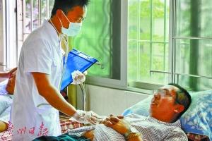 一名男护士在给患者做康复检查。