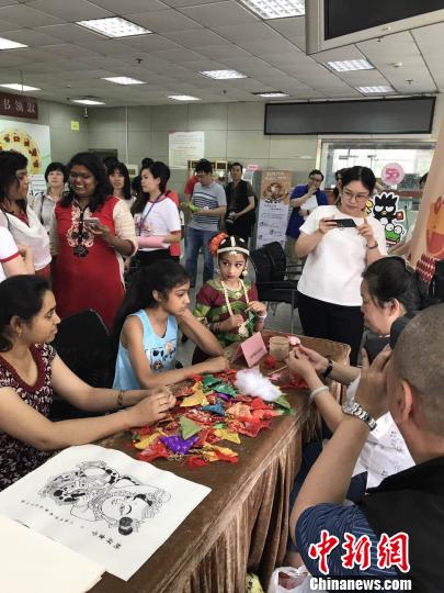 端午节将至，印度小朋友在民俗老师的指导下体验中华传统文化。供图