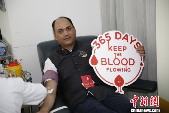 印度人协会会长卡萨雷献血参加无偿献血。供图