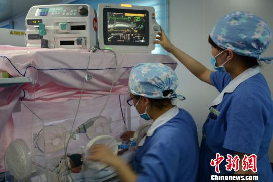 资料图：甘肃环县人民医院新生儿科的护士。　李文 摄