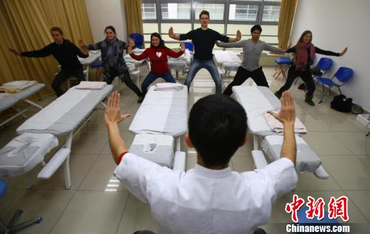 上海中医药大学自1966年开始陆续接受外国医师来华学习，40多年来，为全球近100多个国家和地区培养了近万名中医师、针灸师和理疗师。　芊烨 摄