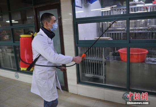 2月22日，江西省会南昌对全市所有活禽经营市场实行暂时休市，工作人员对市场内的所有摊位、笼舍进行清洁、消毒工作。去年入冬以来，由于受气候异常等多种因素影响，江西省H7N9疫情呈高发散发态势，波及8个设区市27个县区。连日来，江西省多地严格防控H7N9流感疫情，暂时关闭活禽交易市场。 中新社记者 刘占昆 摄