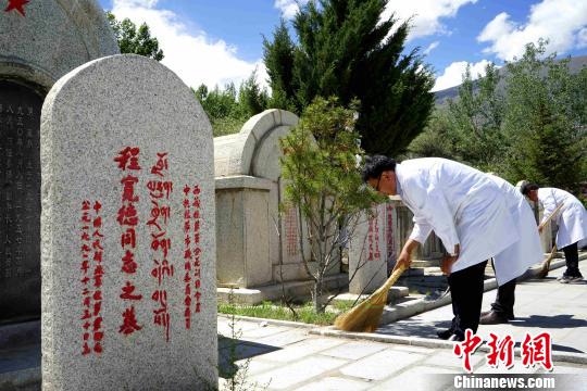 西藏自治区藏医院医护党员为拉萨烈士陵园的烈士扫墓 赵延 摄
