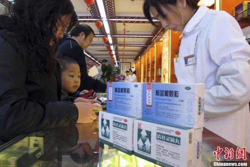 资料图：北京一家老字号药店内，前来购买药品的市民络绎不绝。中新社发 李慧思 摄