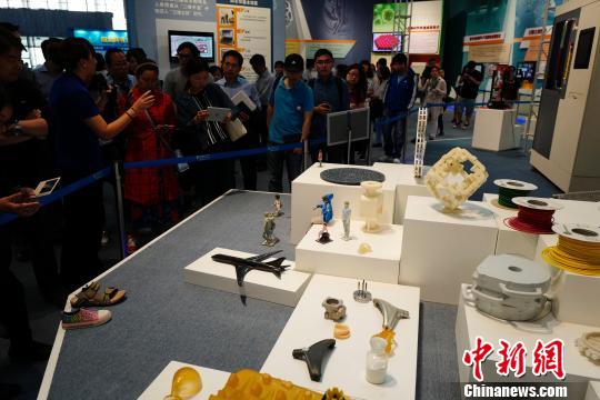 近日，记者跟随“调结构转方式・北京调研行”采访团，走访了中关村、北京经济技术开发区等地，了解科技创新动态。图为中关村展示中心的3D打印展品。　侯宇 摄