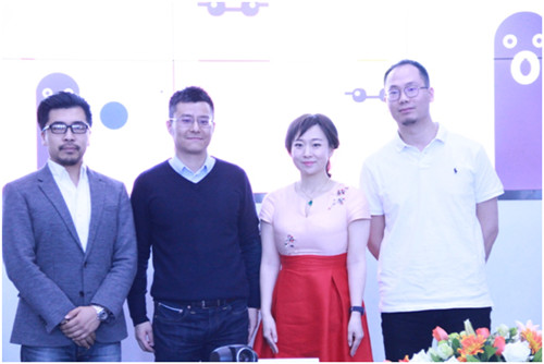 从左至右：红豆Live联合创始人赵作阳、小站教育创始人兼CEO王浩平、小站教育合伙人兼副总裁“雅思天后”刘薇、微博教育拓展负责人佟振