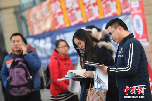 资料图：2016年11月27日，山西太原，参加2017年中国国家公务员考试的考生在考前紧张复习。中新社记者 韦亮 摄