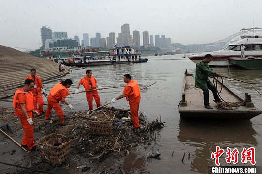 资料图：重庆环卫工人来到长江重庆段开展水域清漂，保护江水环境。中新社发 陈超 摄