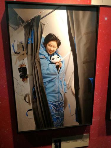 女航天员刘洋在太空中“站着睡觉” 