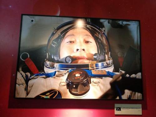 杨利伟实现了中国人的首张“太空自拍”