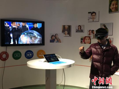 记者20日随中国科学院探访陕西省西咸新区，图为已进驻的科技企业代表在演示最新成果。　张素 摄