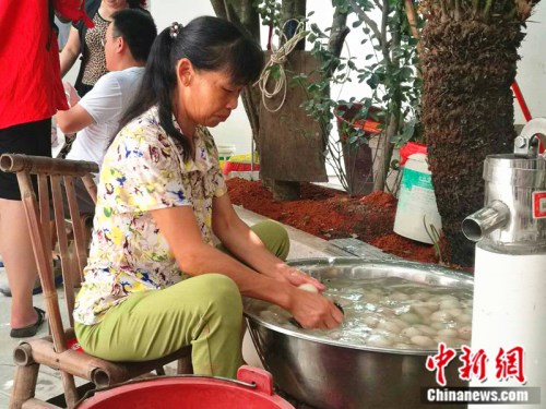 农户刘晓青在合作社负责清洗鸭蛋。 中新网记者 张尼 摄
