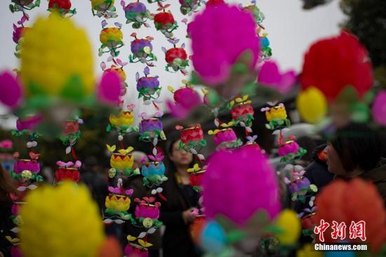 1月27日是农历除夕，南京夫子庙秦淮花灯市场开市，数万盏传统手扎花灯集中亮相，吸引了众多市民和游客前来游玩选购，快乐过大年。泱波 摄