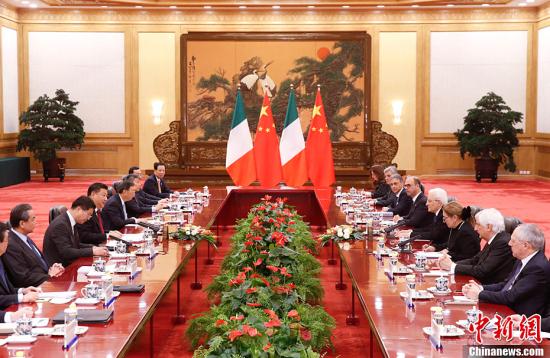 2月22日，中国国家主席习近平在人民大会堂同意大利总统马塔雷拉举行会谈。中新社记者 杜洋 摄