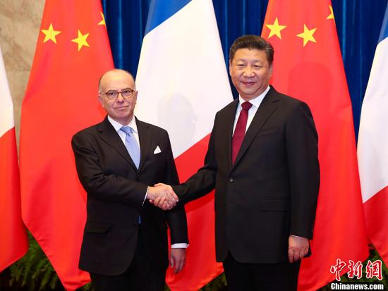 2月22日，中国国家主席习近平在北京人民大会堂会见法国总理卡泽纳夫。中新社记者 刘震 摄