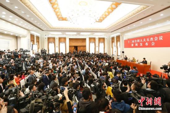 3月4日上午，十二届全国人大五次会议在北京人民大会堂举行新闻发布会，大会发言人傅莹就大会议程和人大工作相关问题回答中外记者的提问。 中新社记者 盛佳鹏 摄
