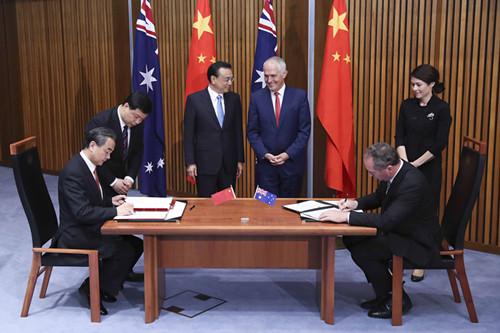3月24日，国务院总理李克强与澳大利亚总理特恩布尔在堪培拉议会大厦，共同见证了中澳两国八份合作文件的签署。