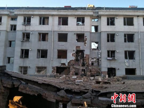 图为爆炸居民楼北侧，该楼正面一个单元贯穿性坍塌。　乌娅娜 摄
