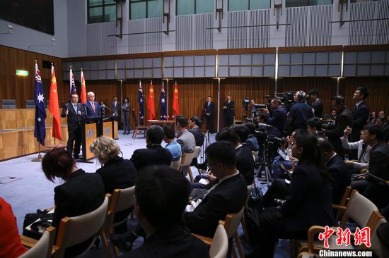 当地时间3月24日中午，中国国务院总理李克强同澳大利亚总理特恩布尔在第五轮中澳总理年度会晤后共同会见记者并回答提问。 中新社记者 刘震 摄
