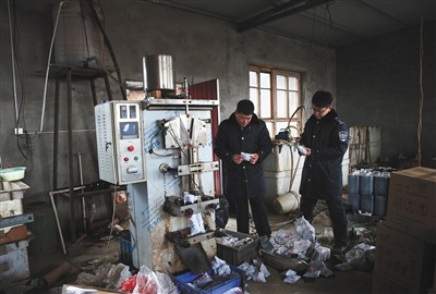  1月16日，在独流镇一假醋制造窝点，执法人员正在现场勘查。新京报记者 大路 摄