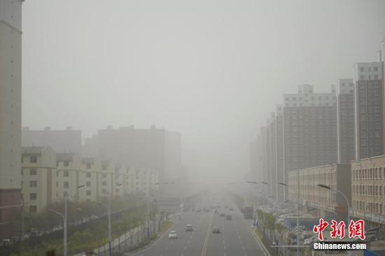 资料图：5月4日，呼和浩特空气严重污染，市内9个监测点的空气质量指数(AQI)均为最严重的500，指数爆表。上午9时数据显示，细颗粒物PM2.5为398，首要污染物PM10为1581。中新社记者 刘文华 摄