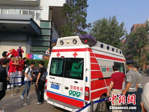 6月7日，一辆999急救车驶入人大附中考场内。 中新网记者 张尼 摄