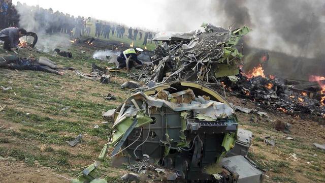 一架军机坠毁陕西渭南 飞行员为避开居民区遇难