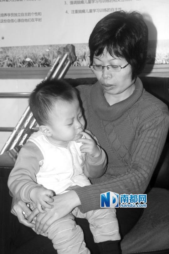惠州妈妈患恶性肿瘤 4次怀孕诞下脑积水儿子