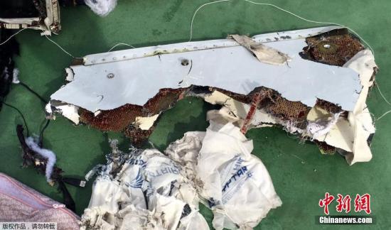 当地时间5月21日埃及军方提供的打捞到的埃航失联客机残骸照片。埃及军方20日上午宣布，搜救团队在埃及亚历山大港以北290公里处发现埃航失联客机残骸。