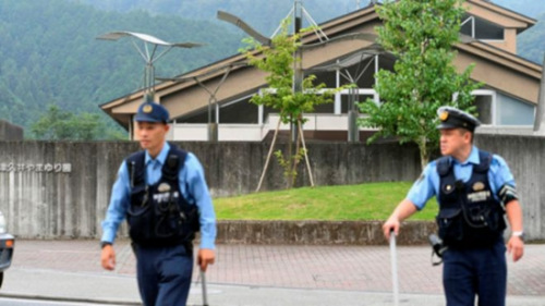 日本警方在事发地巡逻