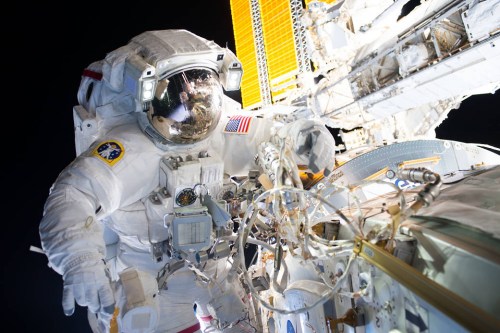国际空间站宇航员进行太空行走为期近6个小时（图）