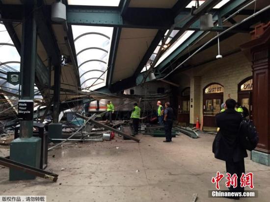 当地时间9月29日上午，美国新泽西霍博肯车站一列通勤火车发生脱轨事故，最新消息显示，事故造成1人死亡，108人受伤。中国驻纽约总领馆称，一名男性中国公民在事故中受伤，无生命危险。图为事故现场。