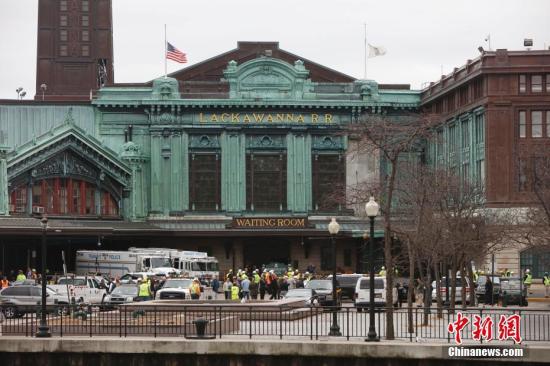 当地时间9月29日上午，美国新泽西霍博肯车站一列通勤火车发生脱轨事故，最新消息显示，事故造成1人死亡，108人受伤。图为救援人员在火车站外。 中新社记者 廖攀 摄