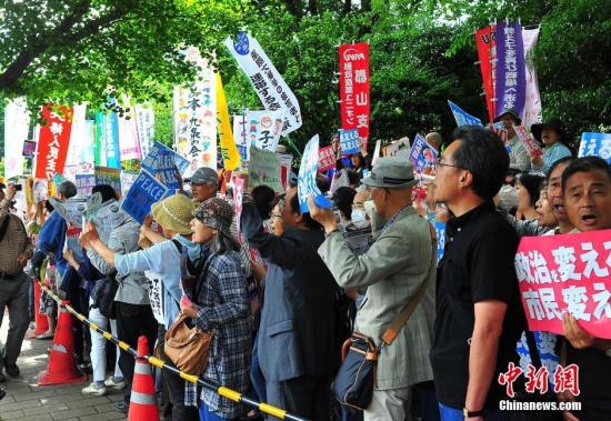 数万日本民众6月5日下午再度聚集国会周边举行集会，抗议安倍政权经出台新安保法解禁集体自卫权，及其“修宪”图谋。中新社记者 王健 摄
