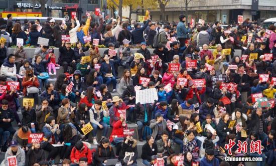 11月19日，韩国首尔爆发“亲信干政”事件后的第四轮大规模集会，示威民众高喊口号，要求总统朴槿惠辞职对该事件负责。 中新社记者 吴旭 摄